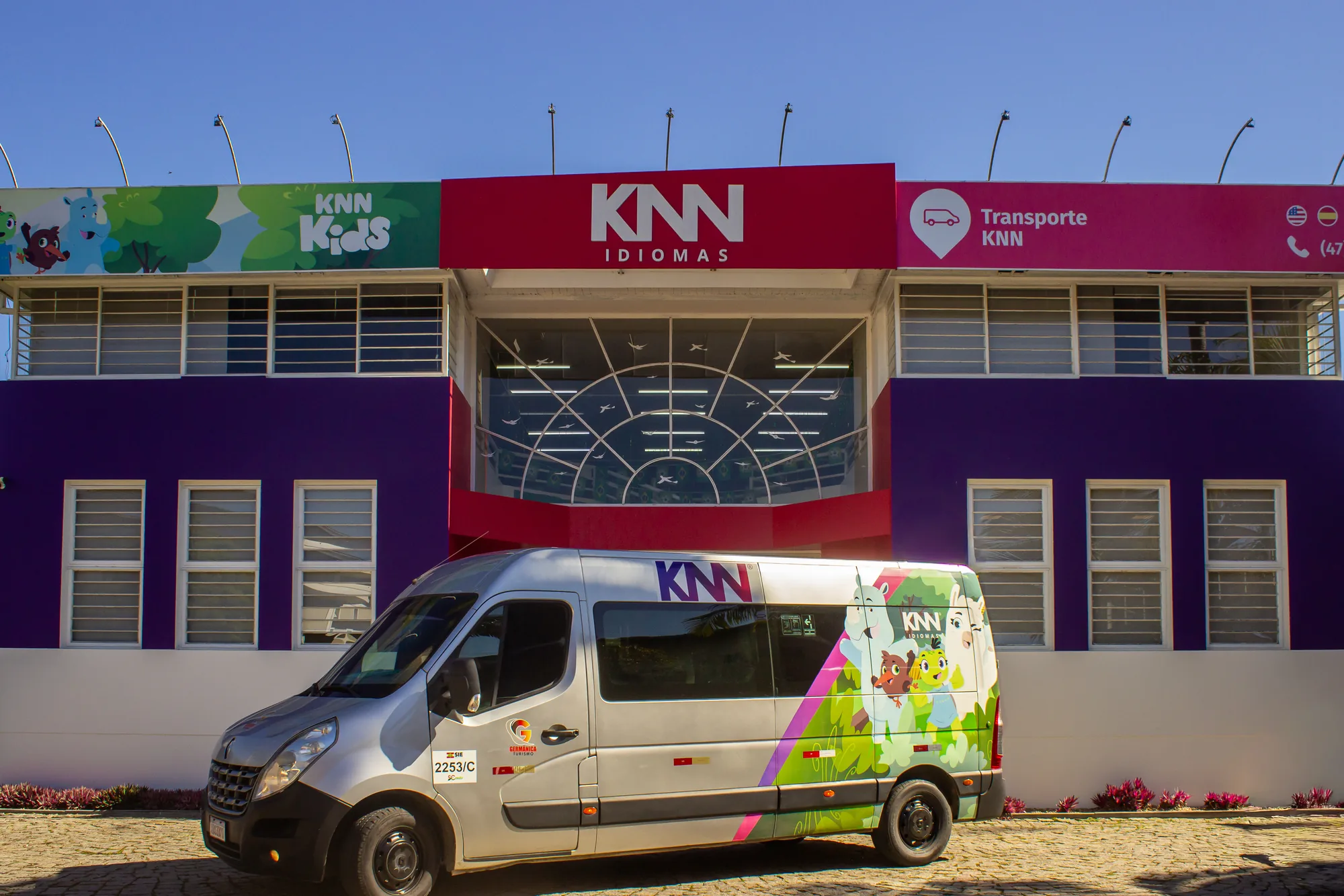 Fachada da KNN Idiomas Pomerode com a van do Transporte KNN estacionada em frente