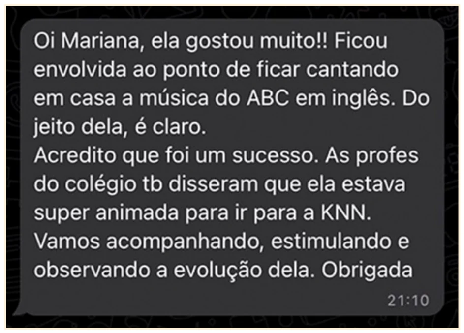 Mensagem de mãe contando que a filha ficou cantando a música do ABC em inglês em casa