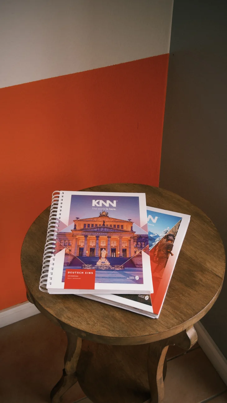 Livros didáticos da KNN Idiomas, incluindo o Deutsch Eins, sobre uma mesa na unidade de Pomerode