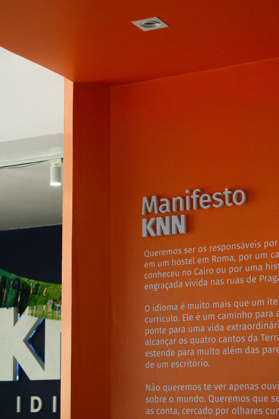 Parede com o Manifesto KNN na recepção da unidade de Pomerode