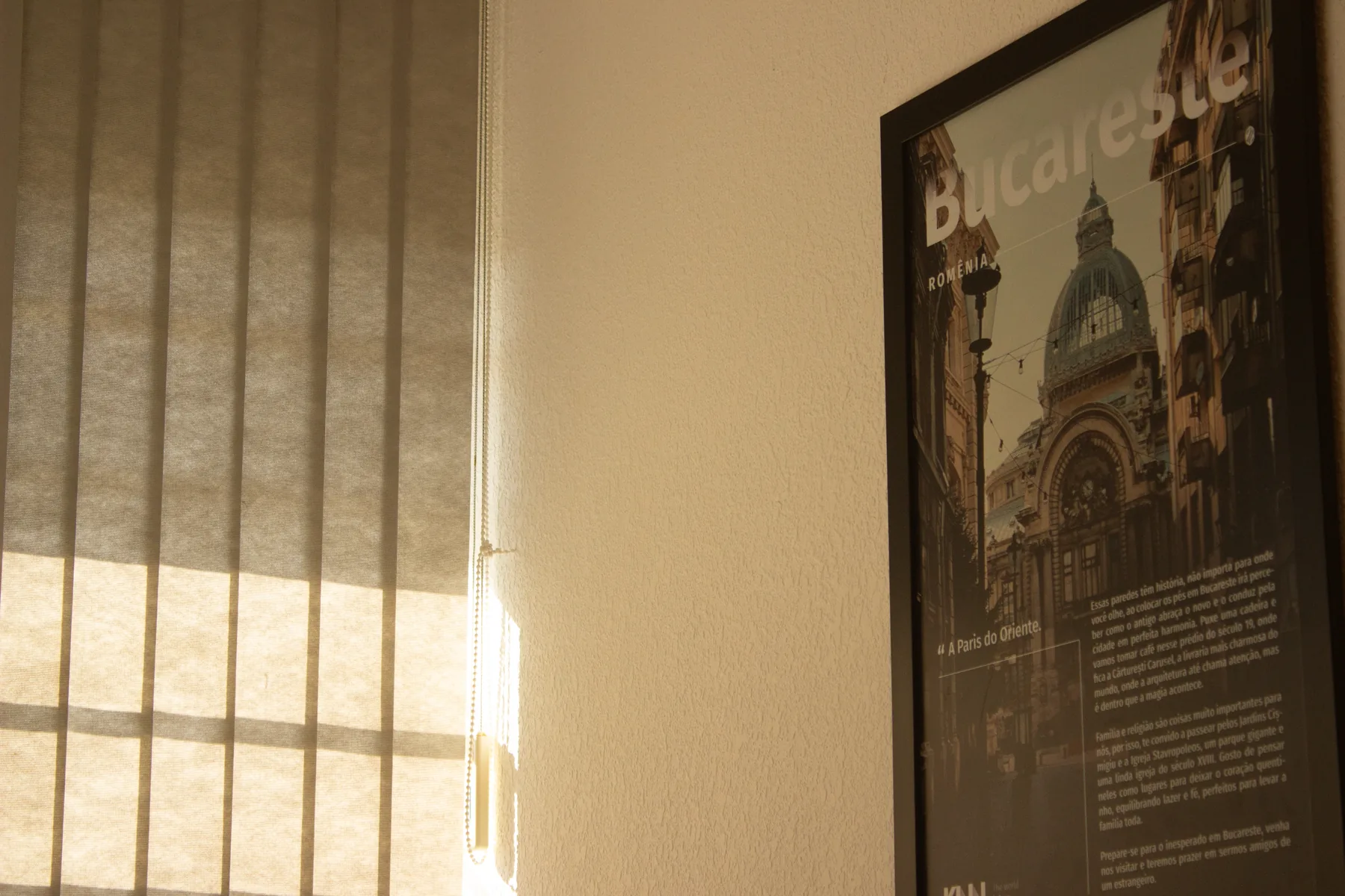 Quadro de Bucareste, Romênia, na parede de uma sala de aula da KNN Pomerode